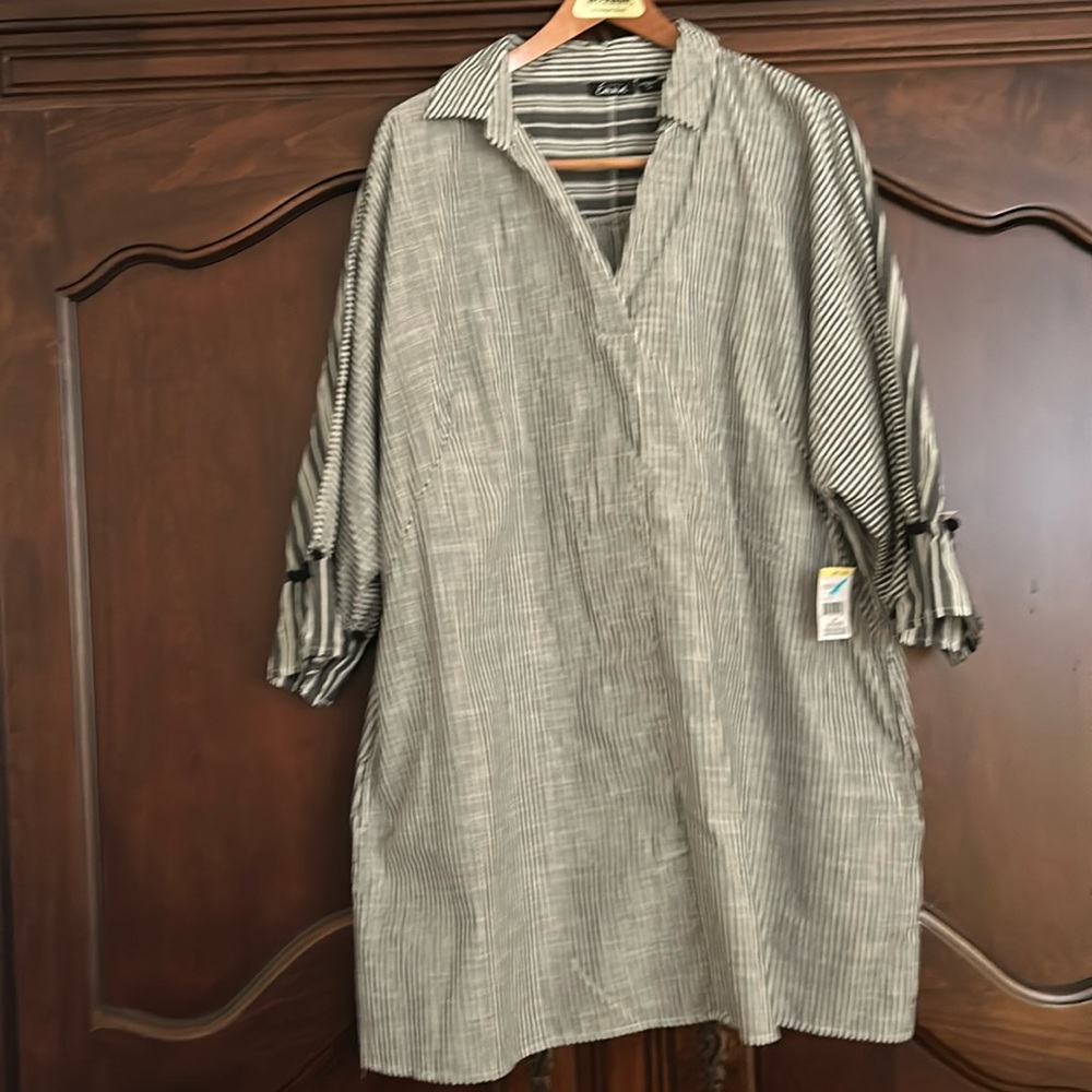 NWT Emma Brand Plus Size (2X) V-Neck Blouse.